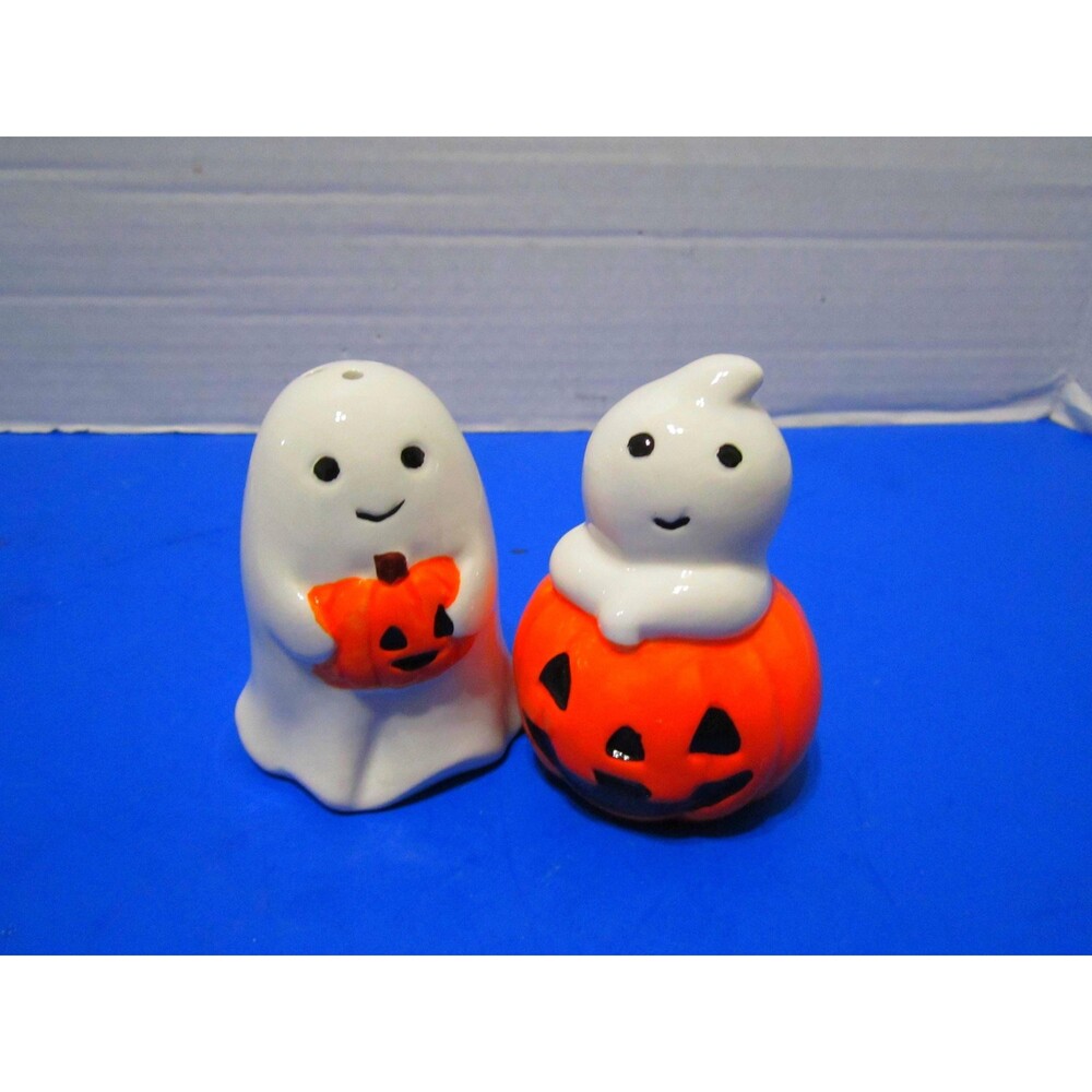NEW Halloween Ghosts Salt & Pepper Shaker Fall Decor  Boos n Bones Ceramic
